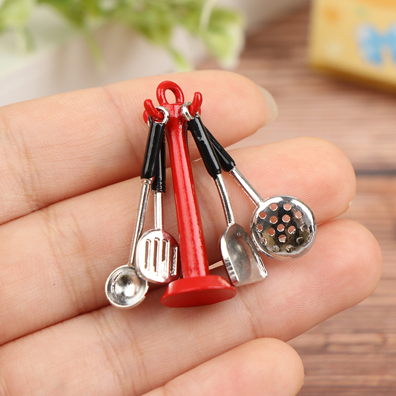 Kids Outdoor Kitchen Accessories - 1:12 ตุ๊กตาเครื่องครัวแนวตั้งแขวนช้อนไม้พายช้อน Colander ชุดสําหรับตุ๊กตาเฟอร์นิเจอร์ตกแต่งเด็กแกล้งทําเป็นของเล่น